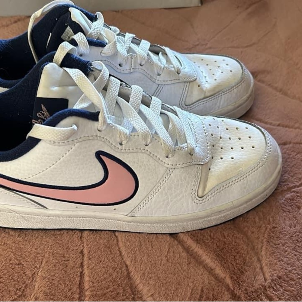Nike Court Borough Low 2 SE1 'White Blue PinkGS asking $50new over $110size 4.5Y